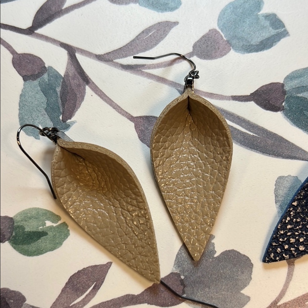 Elegant Leather Leaf Earrings Set - Tan, Blue, Brown - Picture 8 of 12